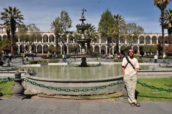 Caminhando na Plaza de Armas de Arequipa - Peru